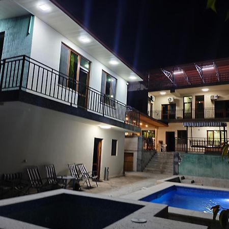 Apex Rest House Of 10 Rooms And Pool Erivan Dış mekan fotoğraf