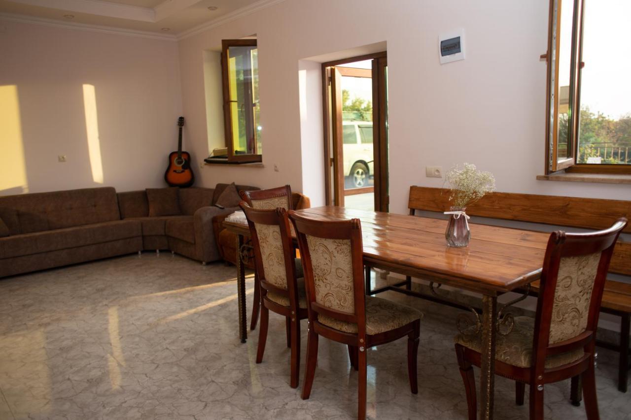 Apex Rest House Of 10 Rooms And Pool Erivan Dış mekan fotoğraf