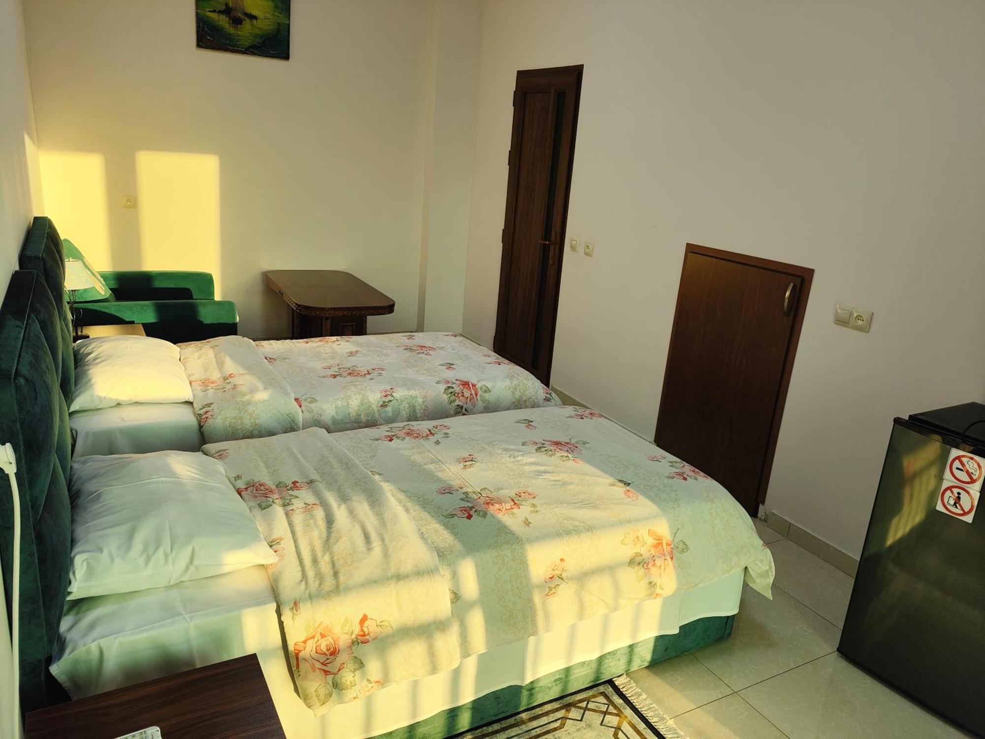 Apex Rest House Of 10 Rooms And Pool Erivan Dış mekan fotoğraf