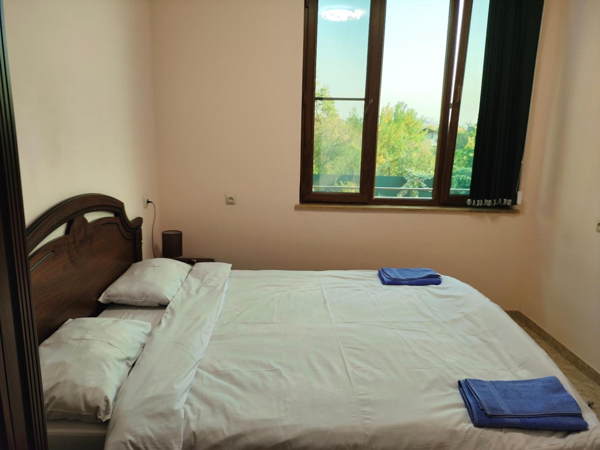 Apex Rest House Of 10 Rooms And Pool Erivan Dış mekan fotoğraf