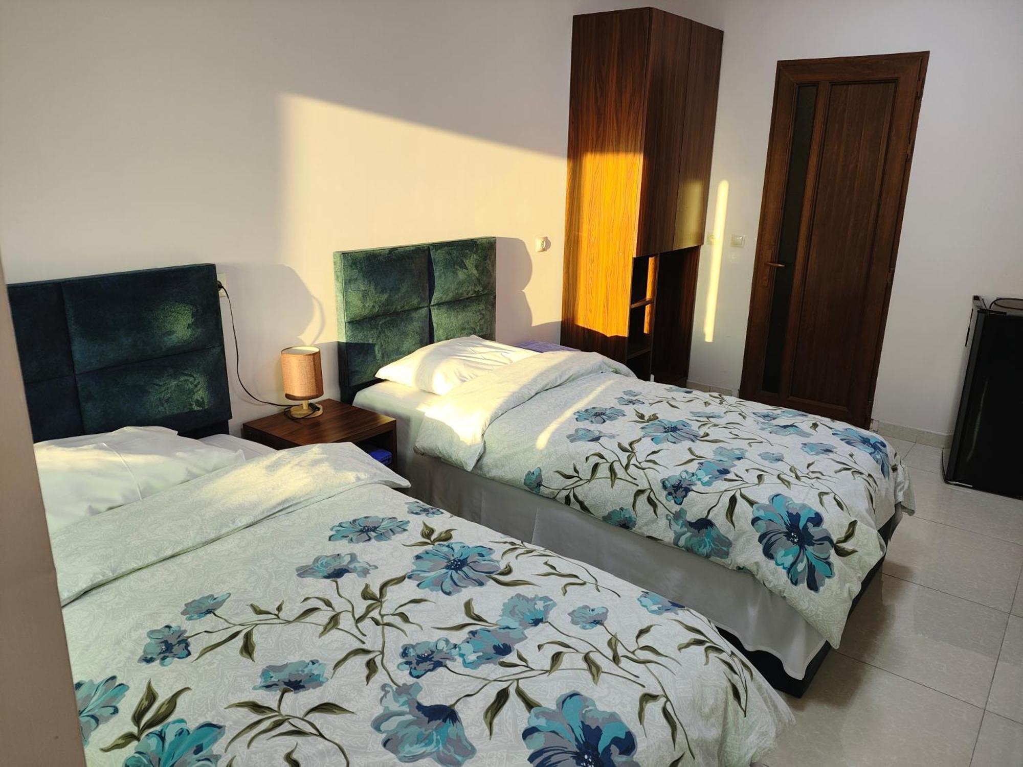 Apex Rest House Of 10 Rooms And Pool Erivan Dış mekan fotoğraf