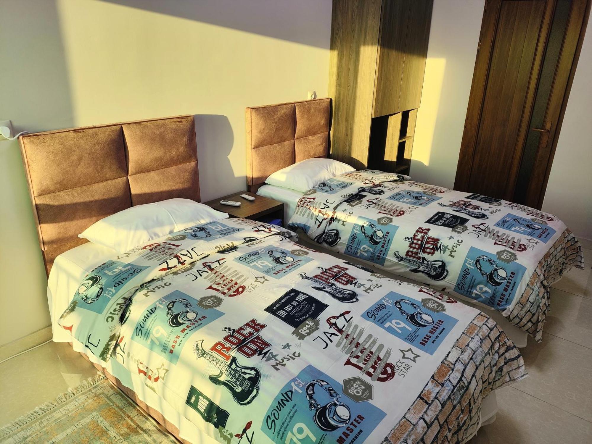 Apex Rest House Of 10 Rooms And Pool Erivan Dış mekan fotoğraf