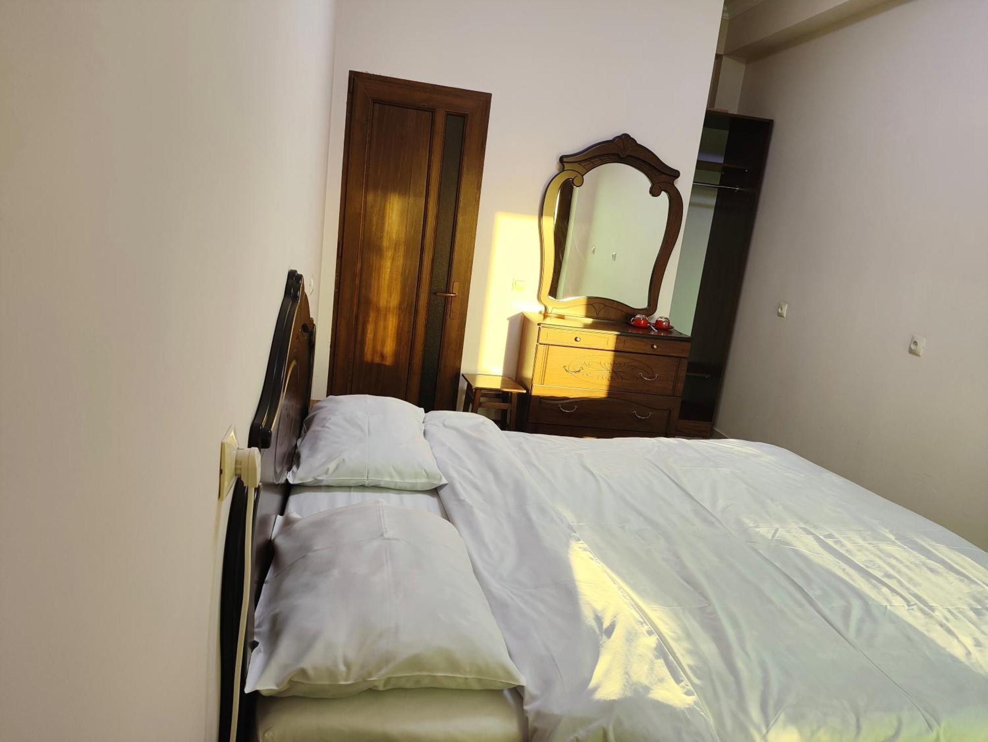 Apex Rest House Of 10 Rooms And Pool Erivan Dış mekan fotoğraf