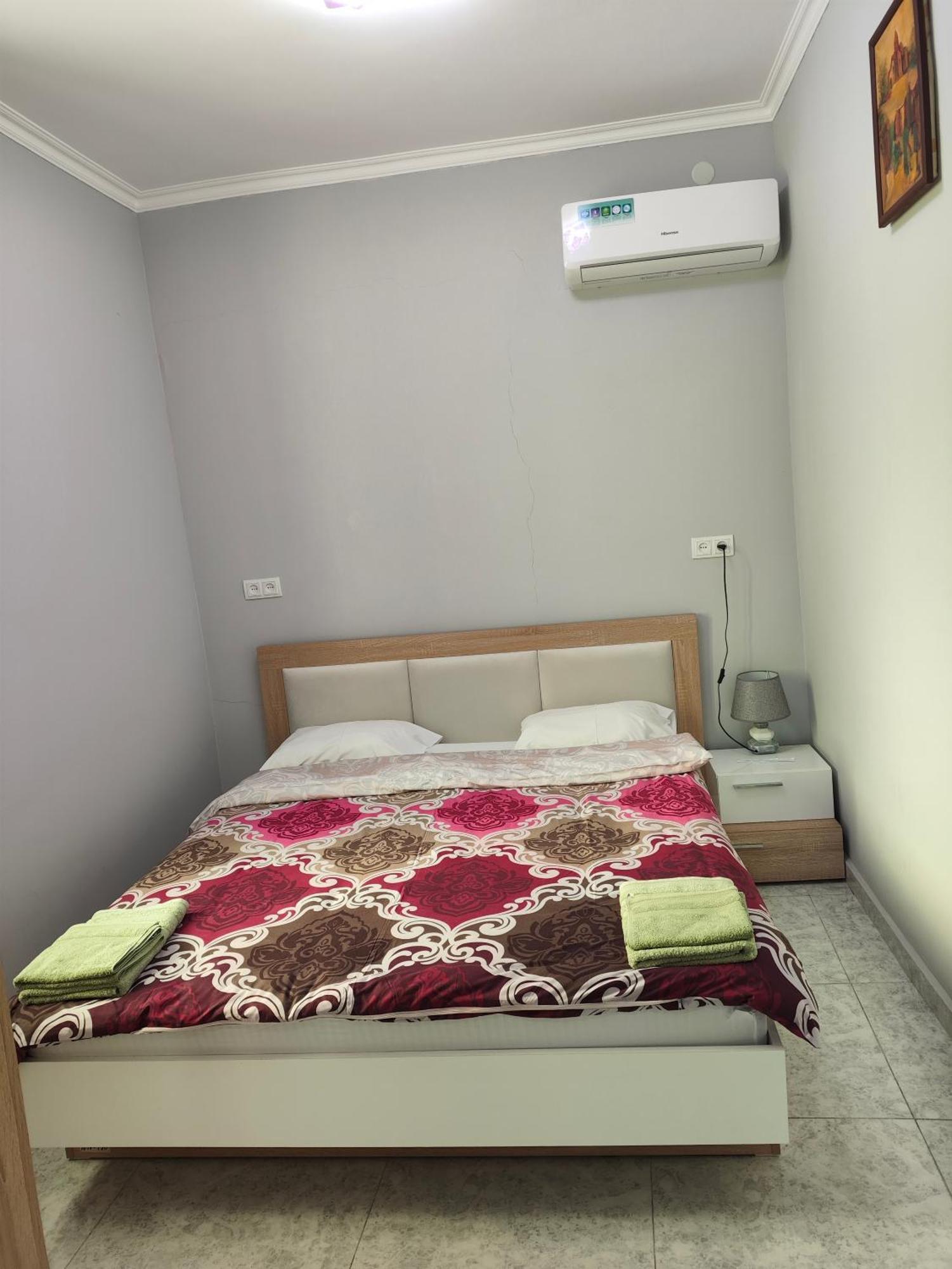 Apex Rest House Of 10 Rooms And Pool Erivan Oda fotoğraf