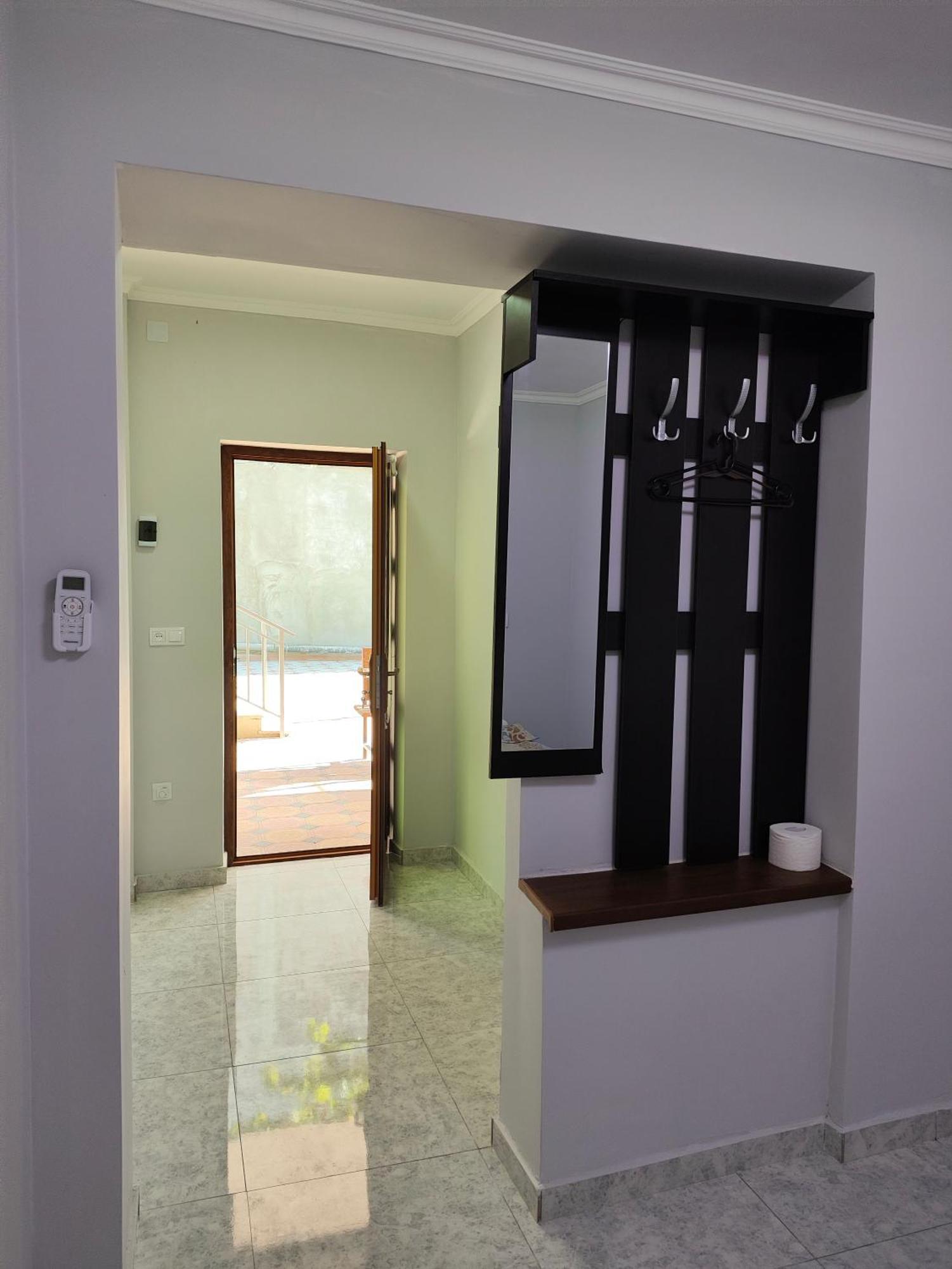 Apex Rest House Of 10 Rooms And Pool Erivan Dış mekan fotoğraf