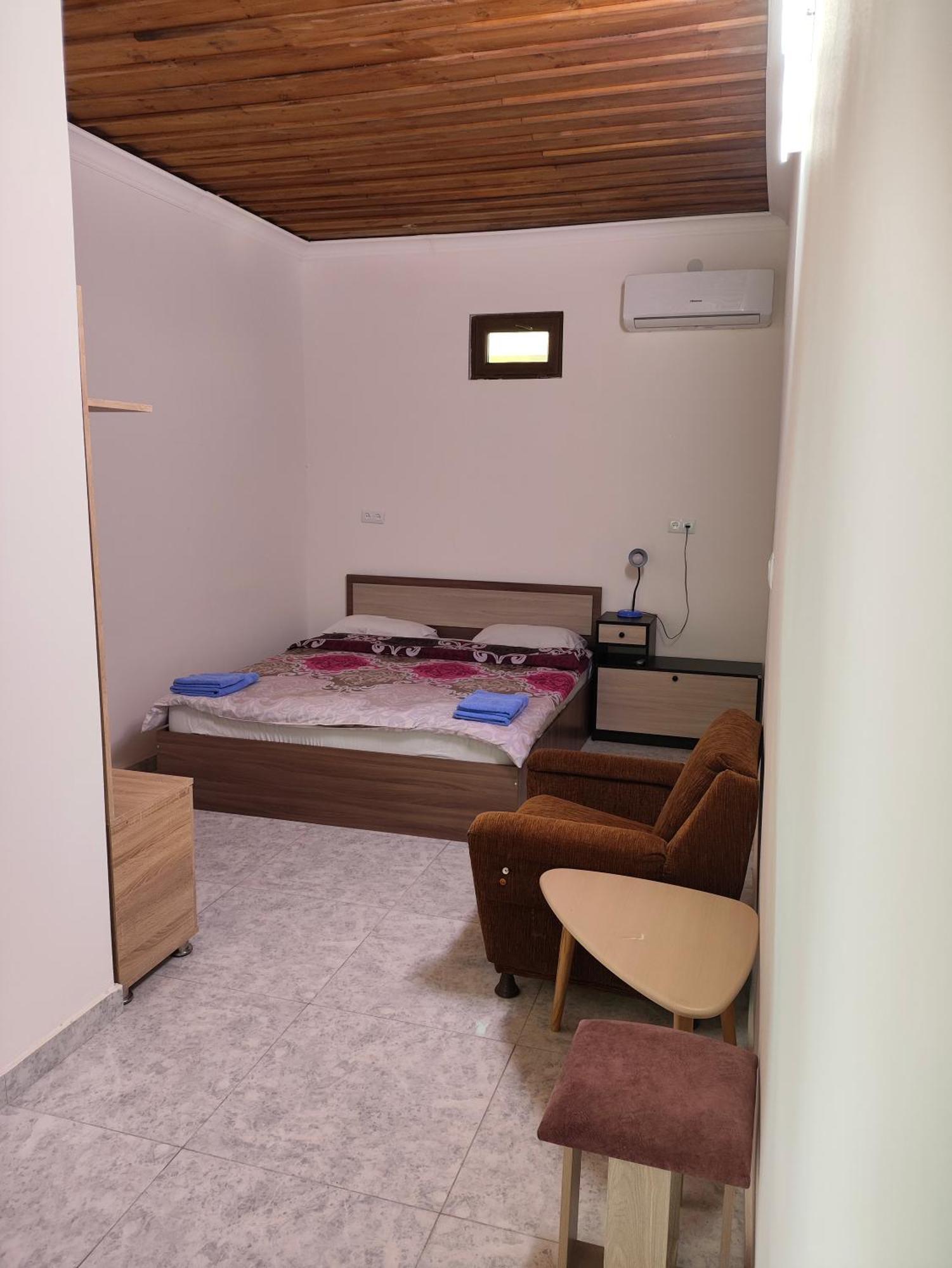Apex Rest House Of 10 Rooms And Pool Erivan Oda fotoğraf