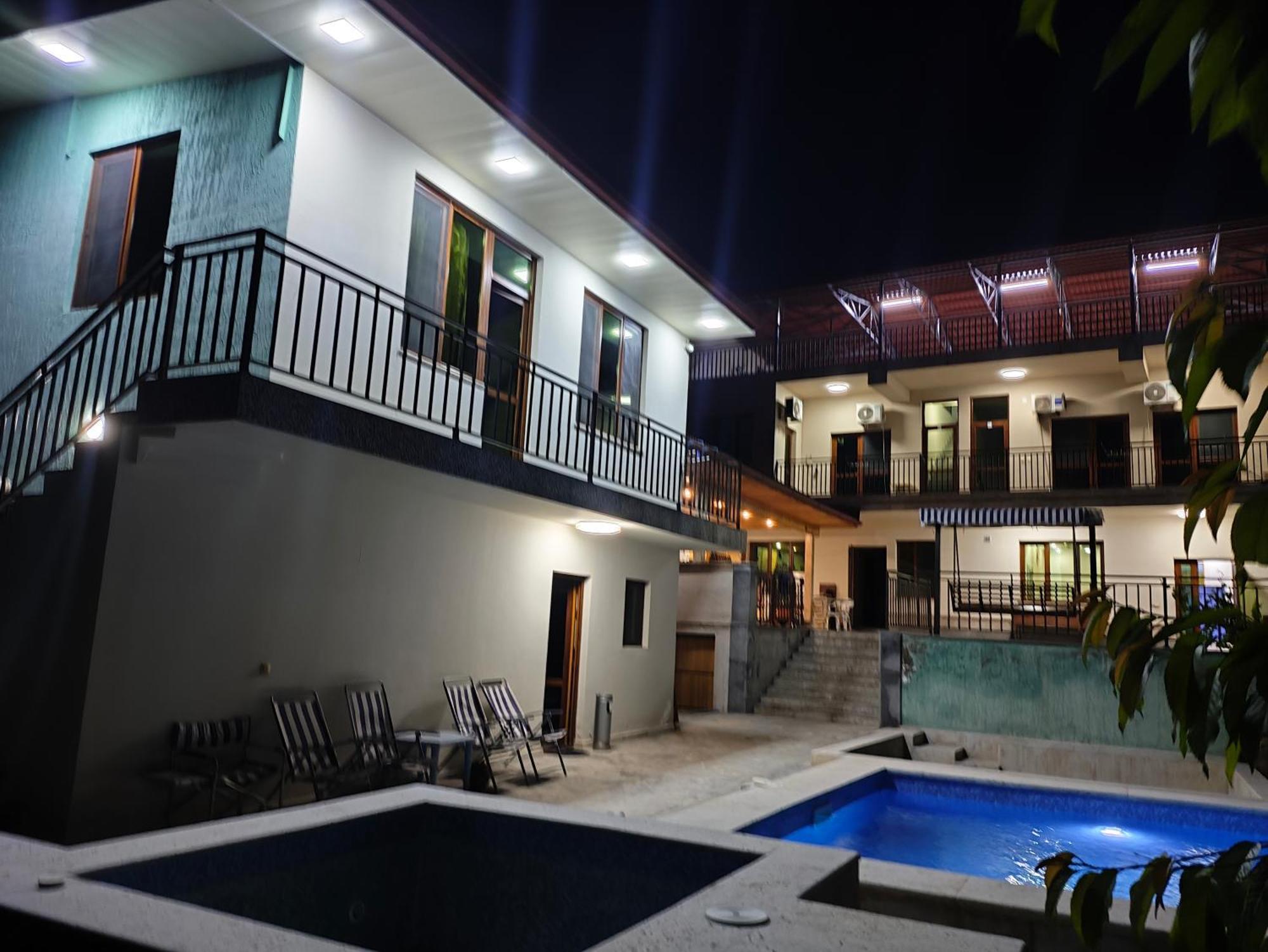 Apex Rest House Of 10 Rooms And Pool Erivan Dış mekan fotoğraf